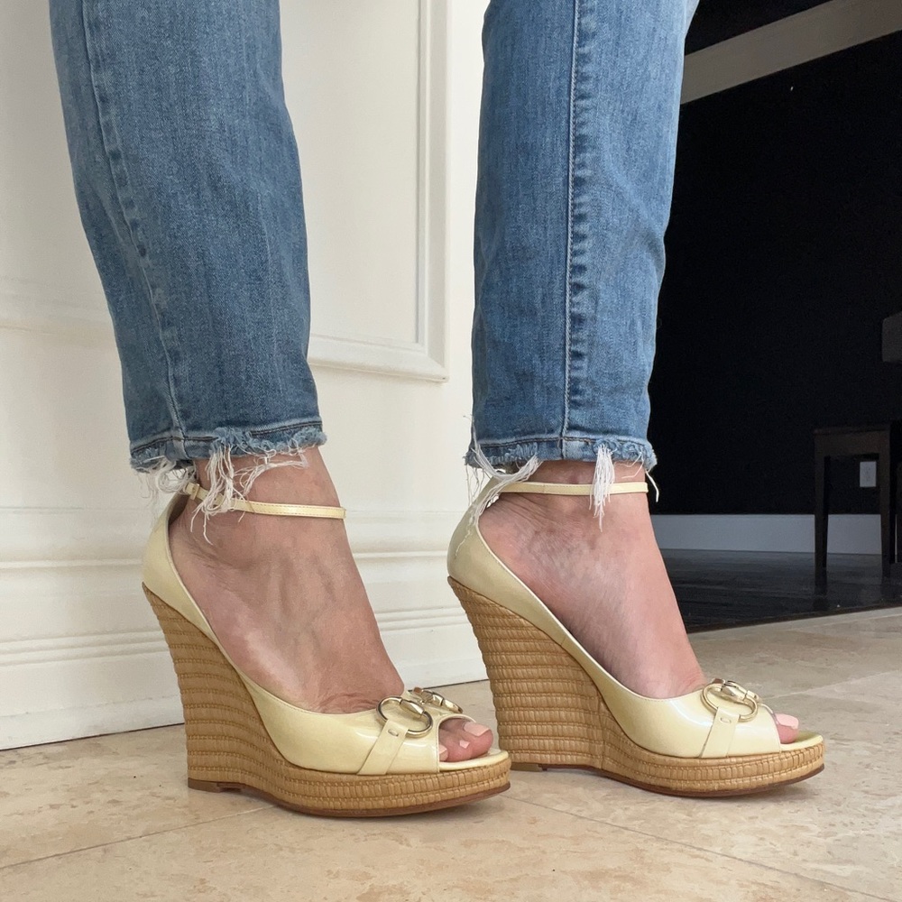 Gucci Sand Pelle Cuoio Wedge Sandals in Mystic White  size 8.5 Gently Used